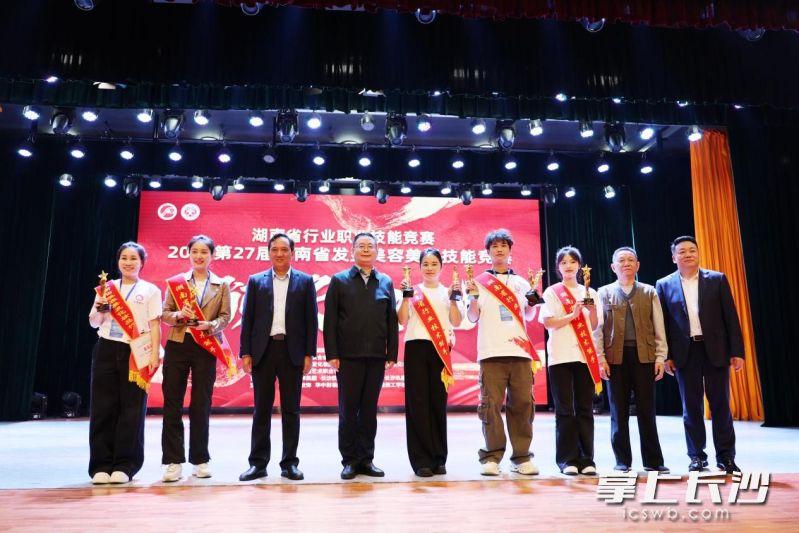 为全能冠军选手颁发“全能第一证书”。